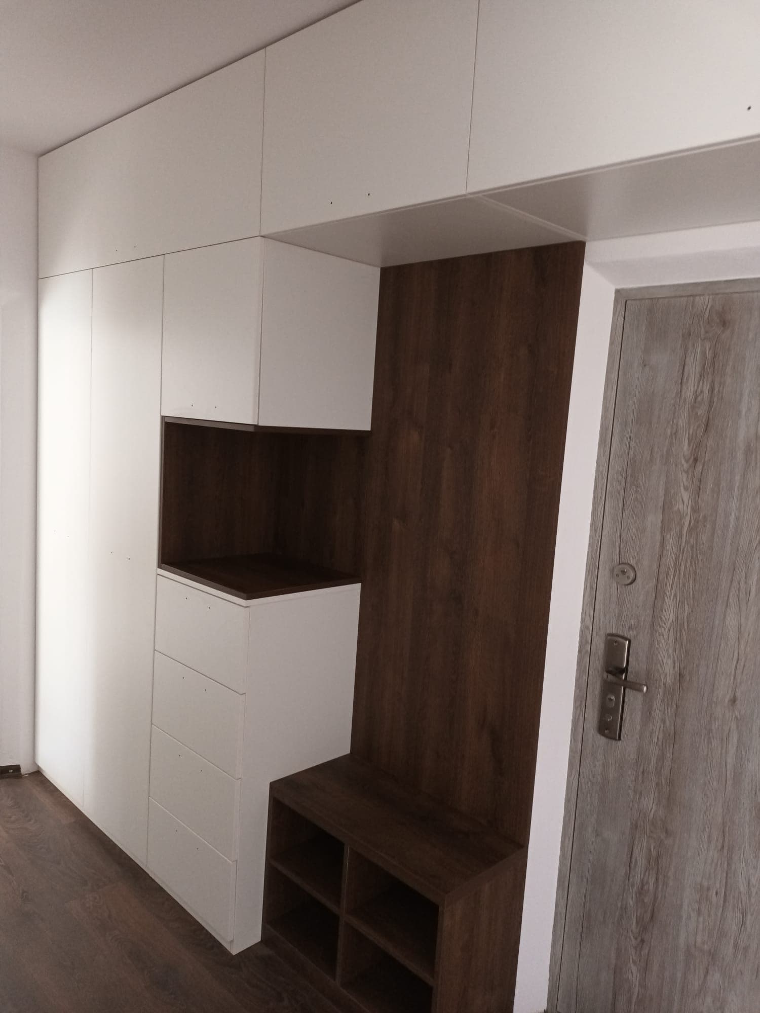 Predsieňová zostava s úložným systémom