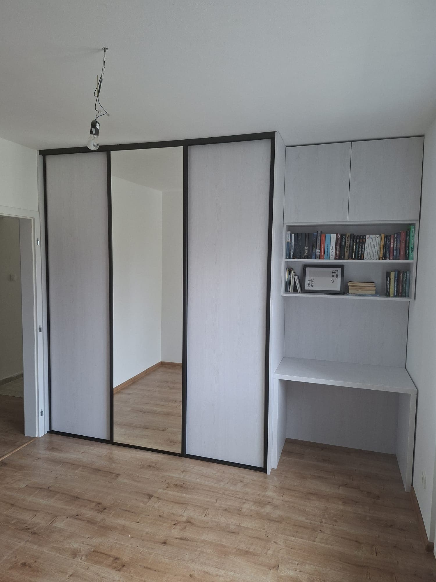 Biela skriňa s integrovaným písacím stolom a policami