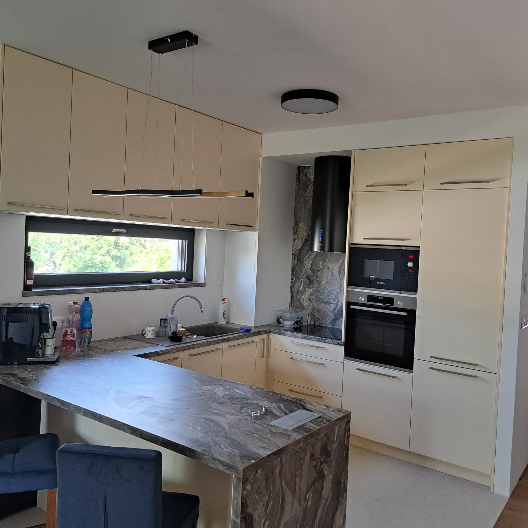 Béžová kuchyňa s mramorovým ostrovčekom