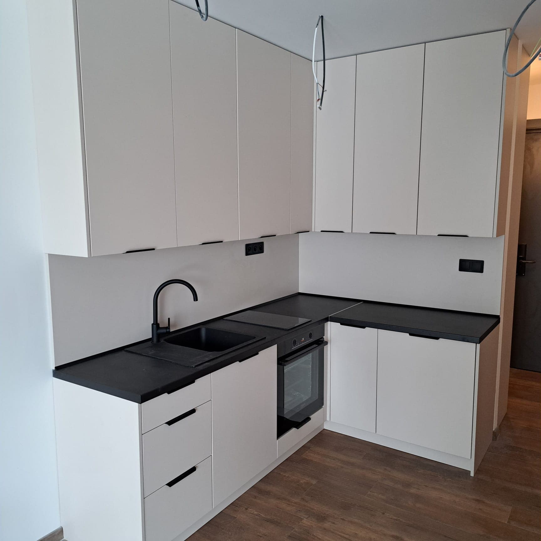 Biela kuchyňa s čiernymi prvkami