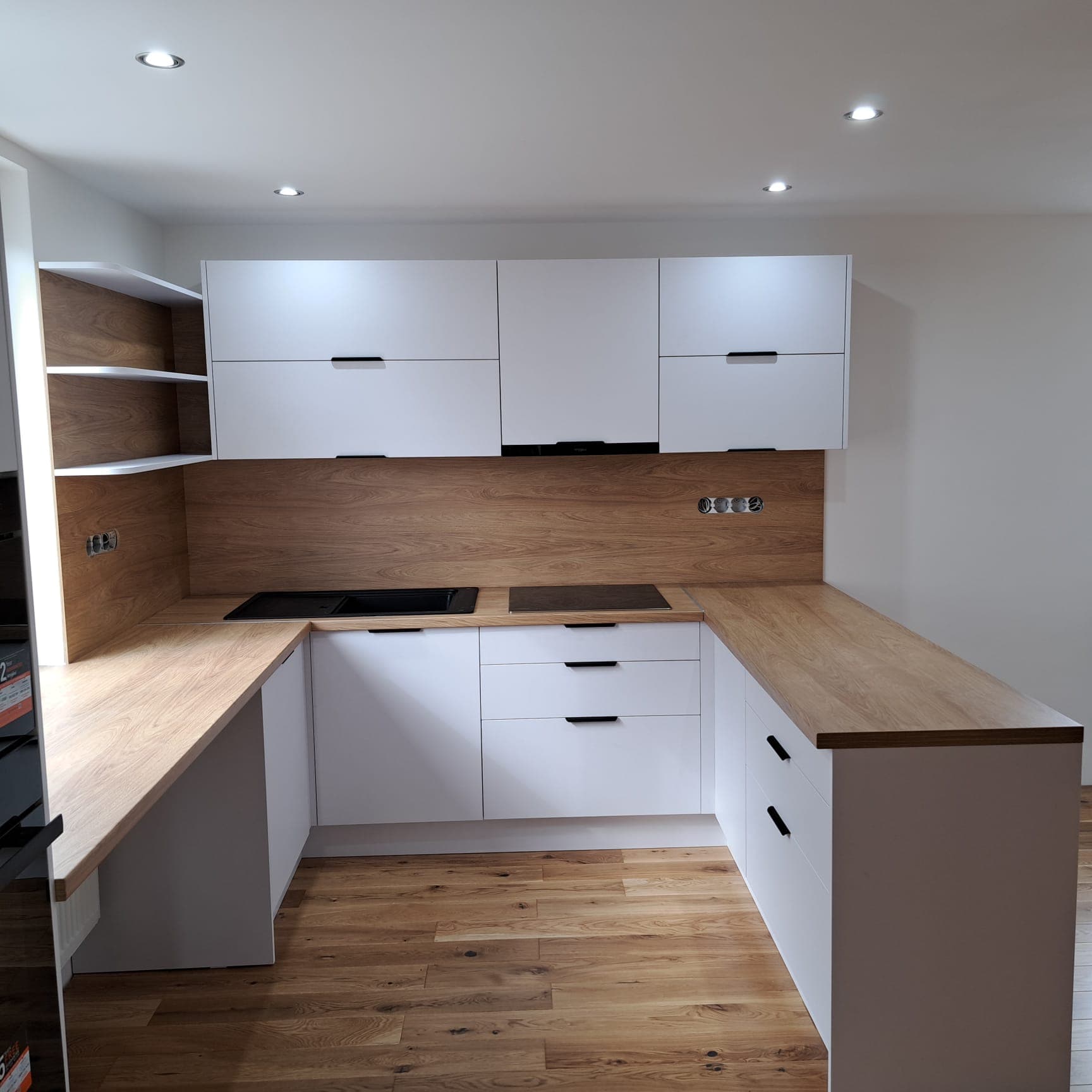 Biela kuchyňa s drevenými prvkami