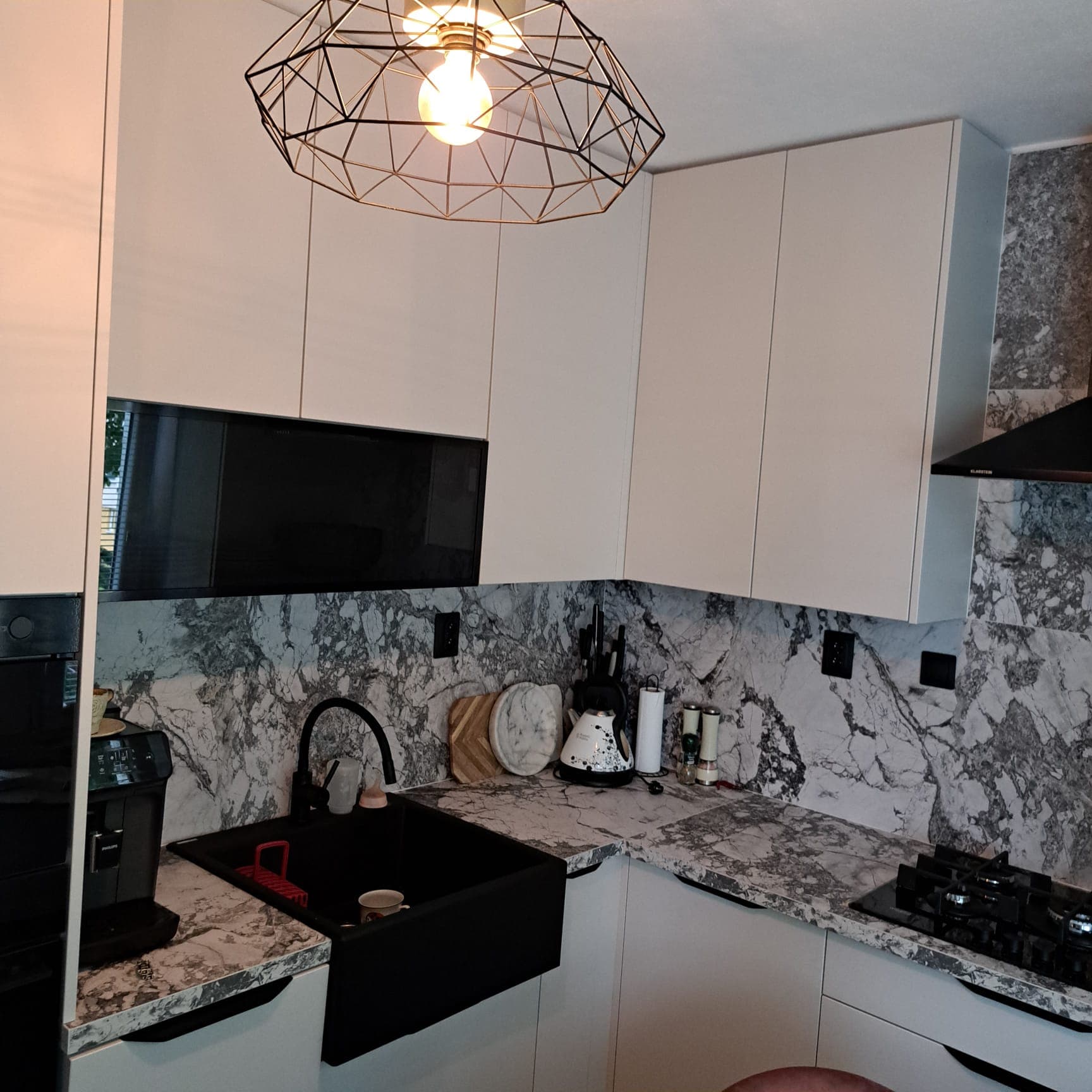 Biela moderná kuchyňa s mramorom