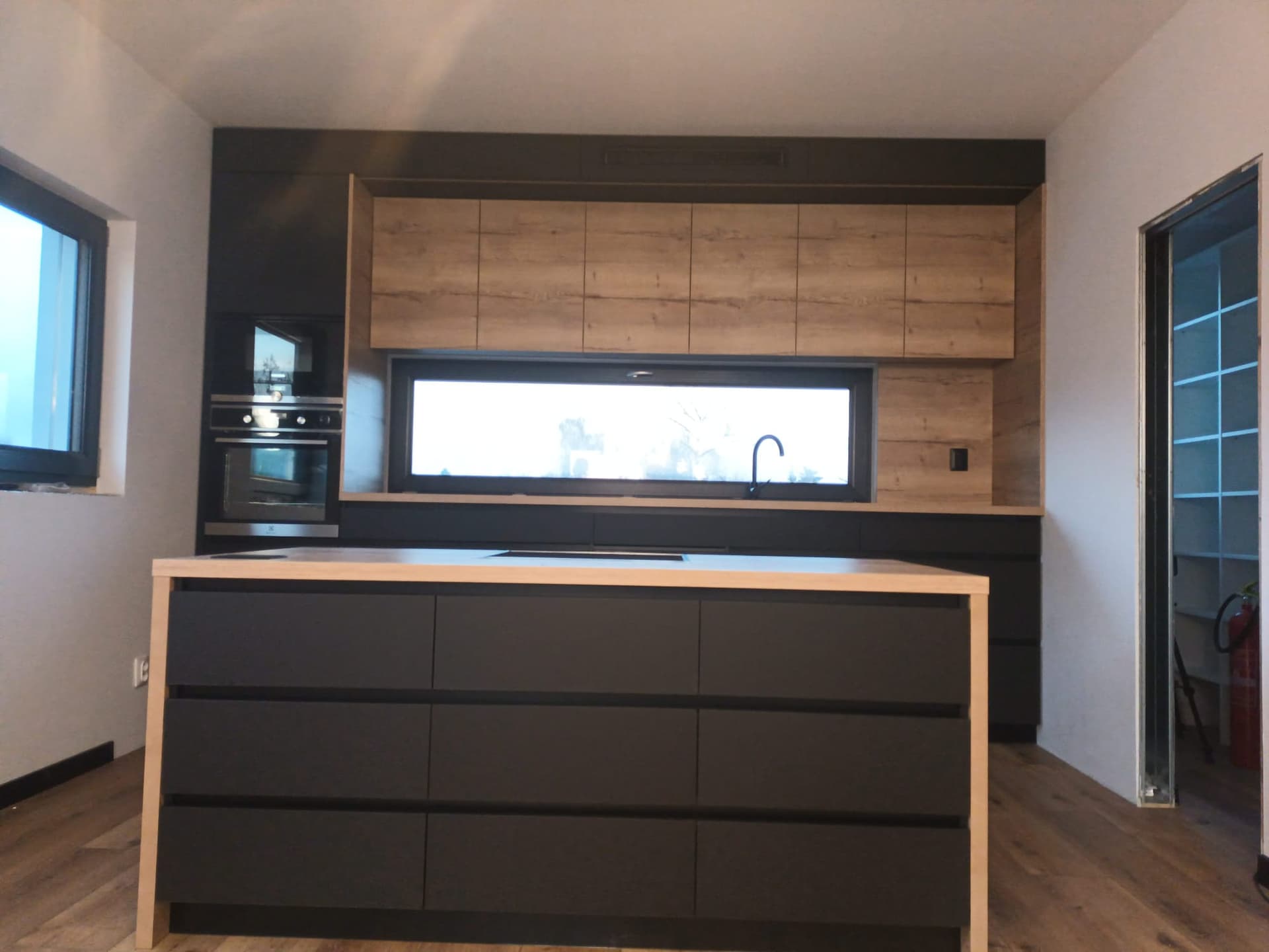 Moderná kuchyňa s drevom a čiernymi prvkami