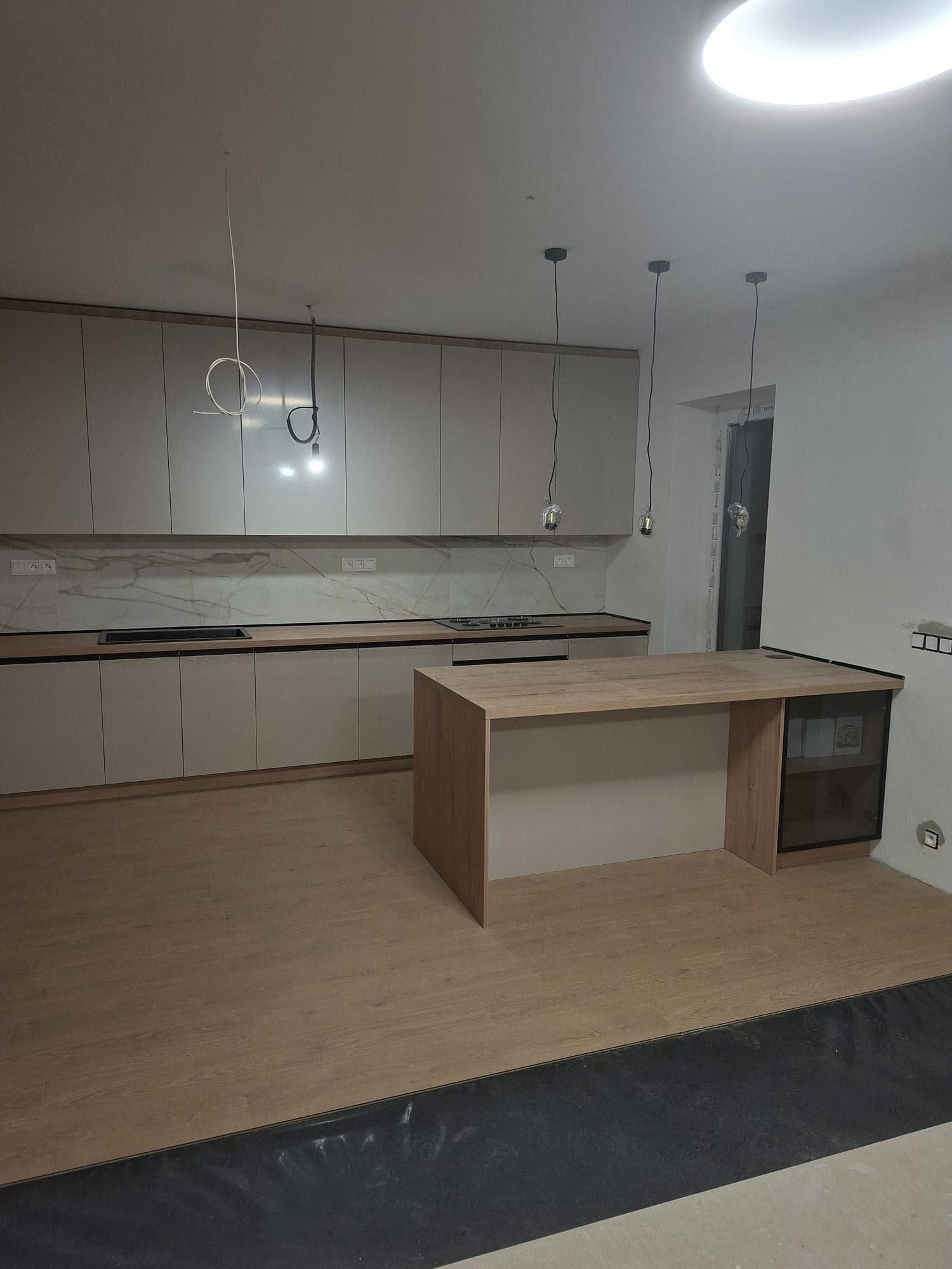 Béžová minimalistická kuchyňa s ostrovčekom