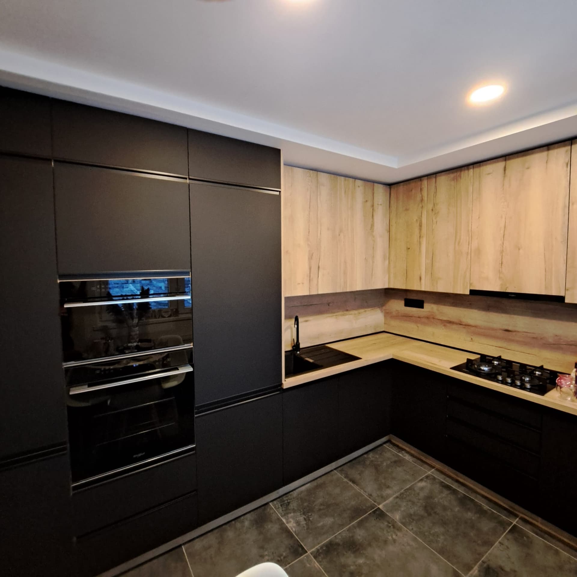 Moderná čierna kuchyňa s drevenými prvkami