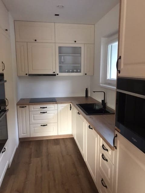 Rustikálna biela kuchyňa s drevenou pracovnou doskou