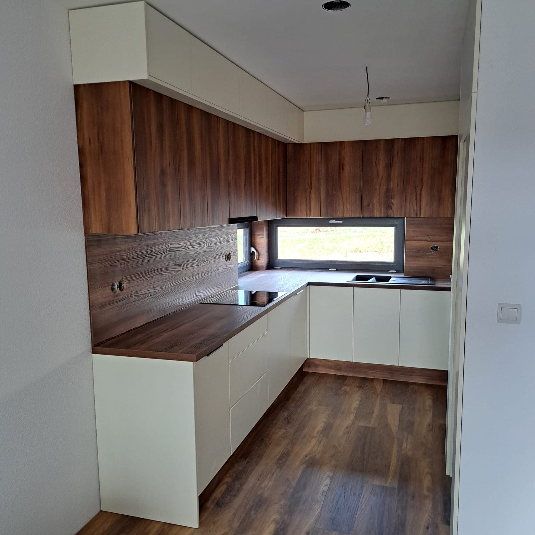 Kuchyňa s drevenými a bielymi prvkami