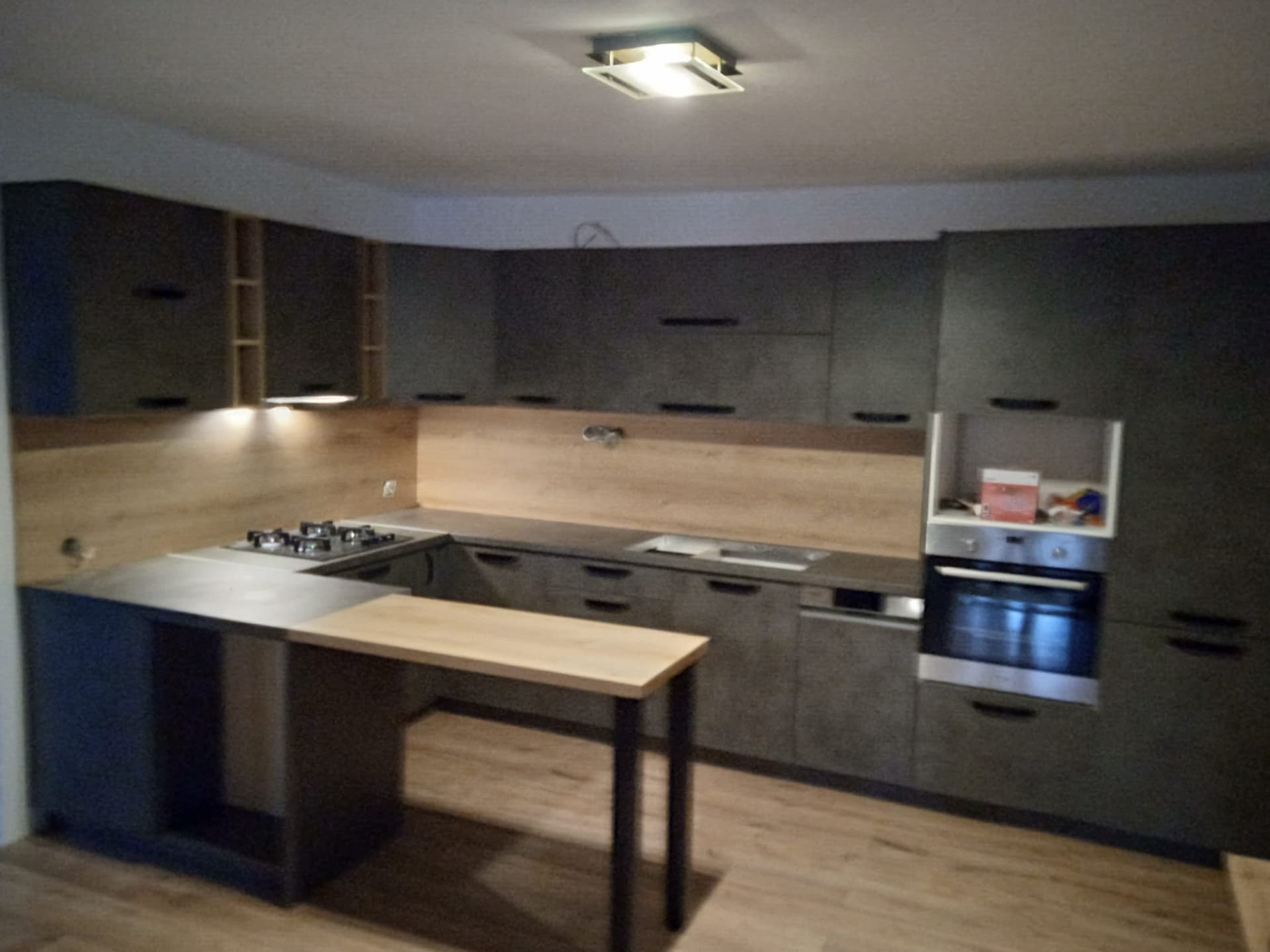 Šedá kuchyňa s dreveným ostrovčekom