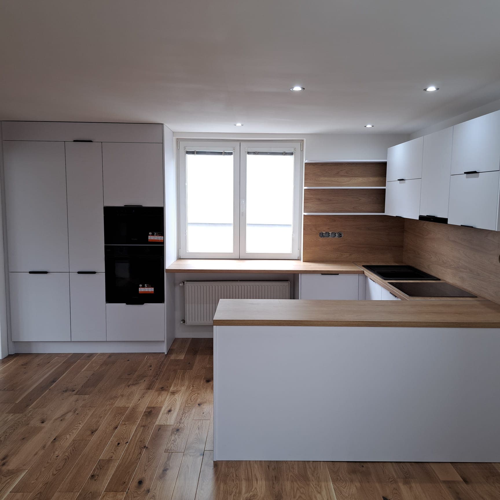 Šedá kuchyňa s ostrovčekom