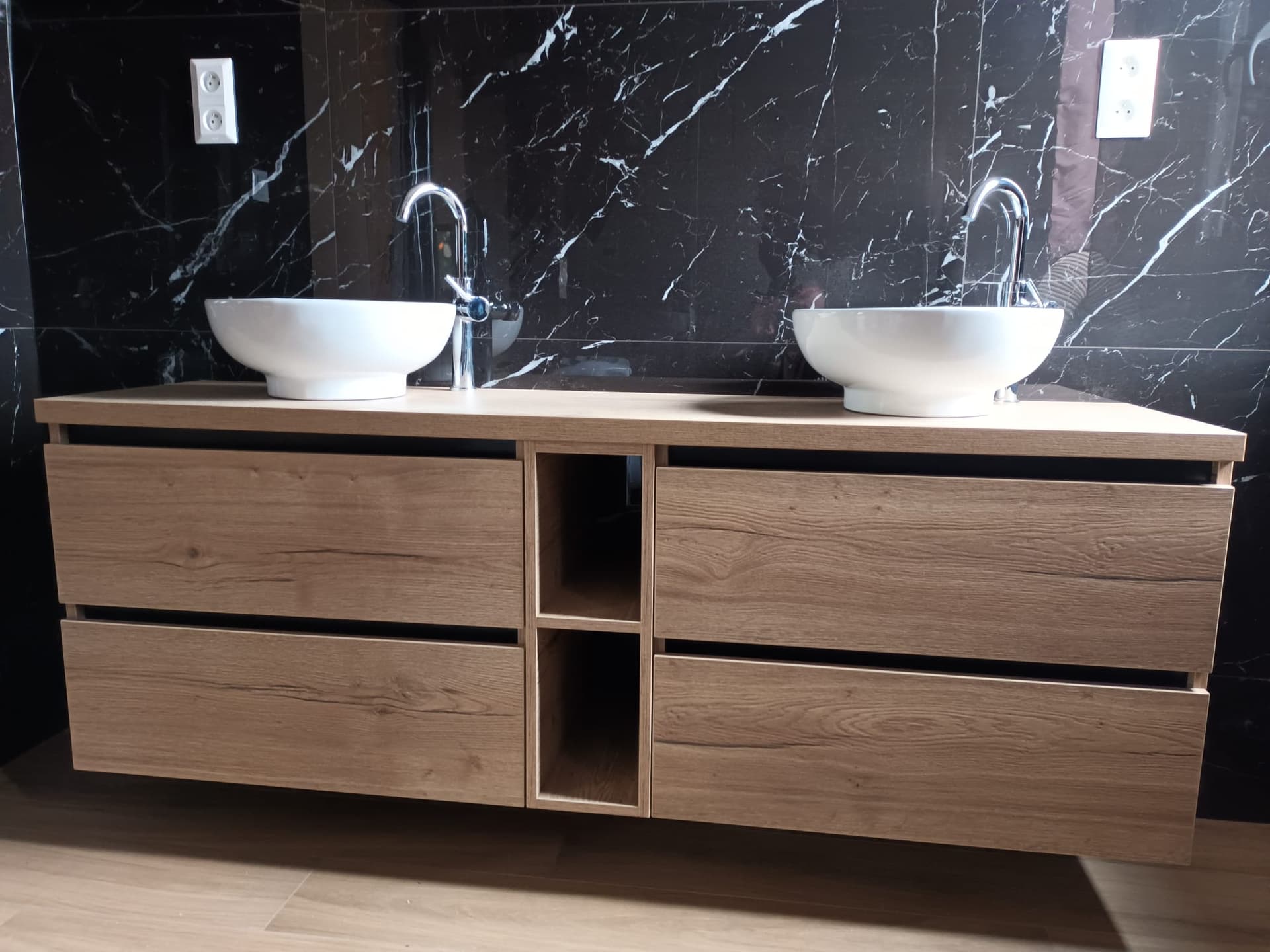 Kúpeľňa s dvojitým umývadlom a mramorom