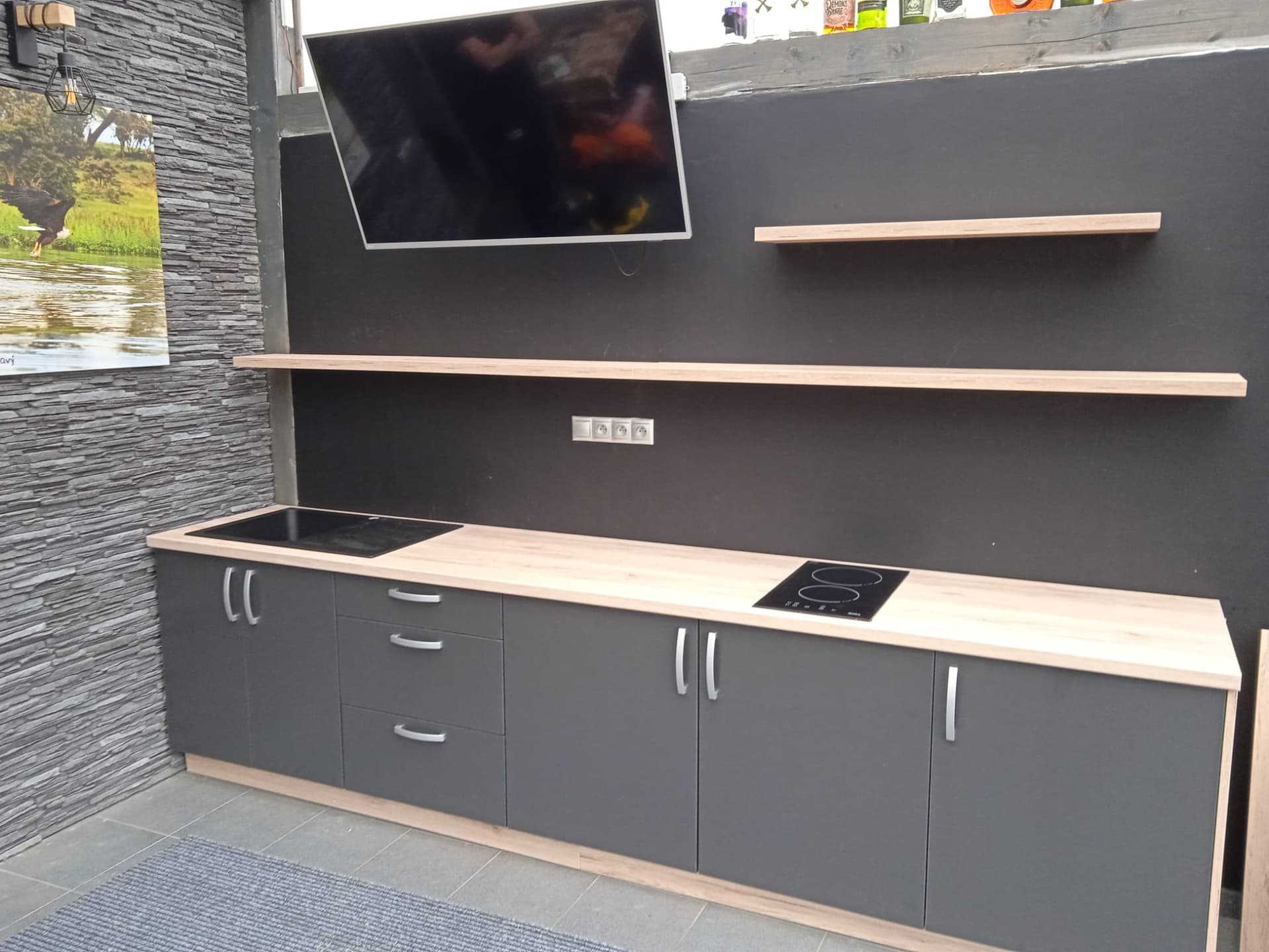 Vonkajšia kuchyňa šedá