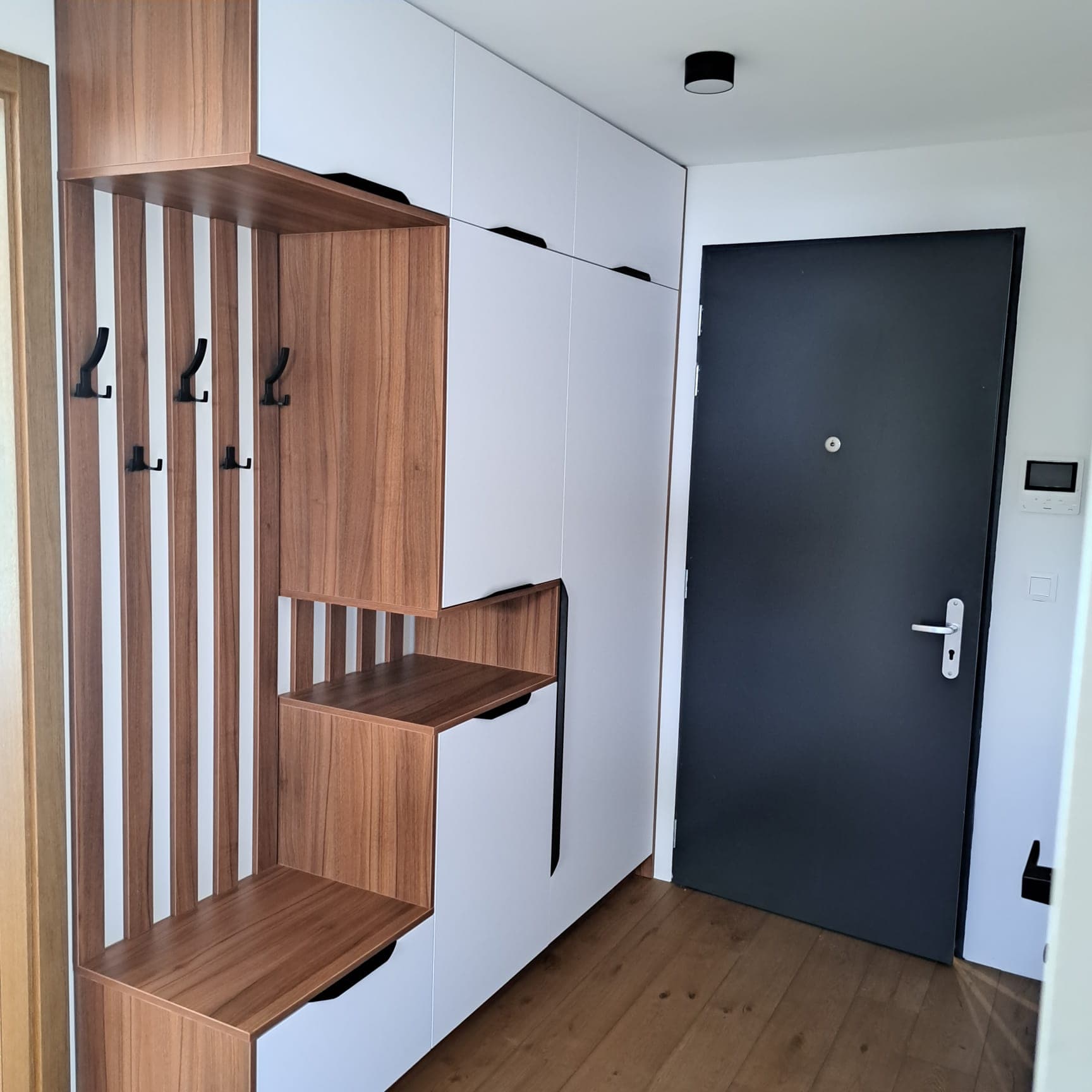 Predsieňový nábytok s vešiakom