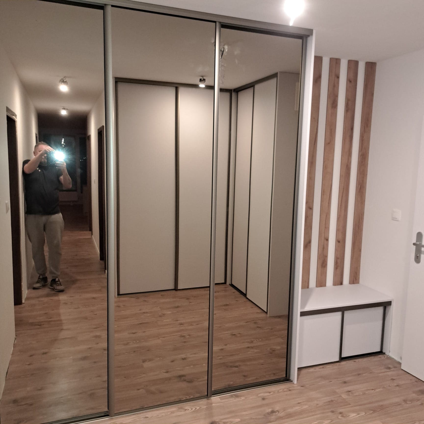 Predsieňová skriňa so zrkadlom a lamelami