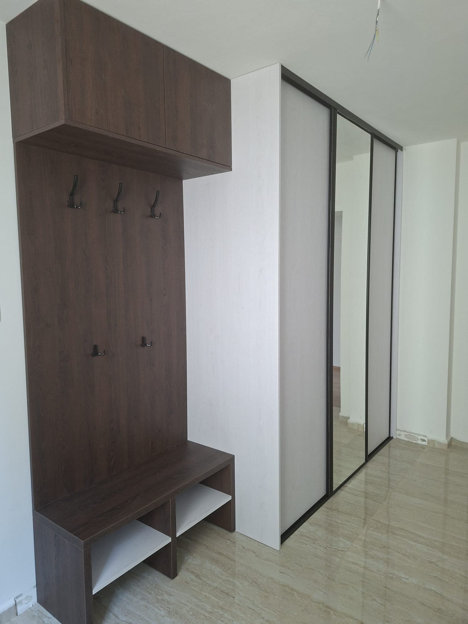 Predsieňová skriňa so zrkadlom a vešiakom