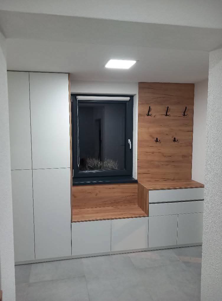 Predsieňová zostava biela s drevenými prvkami