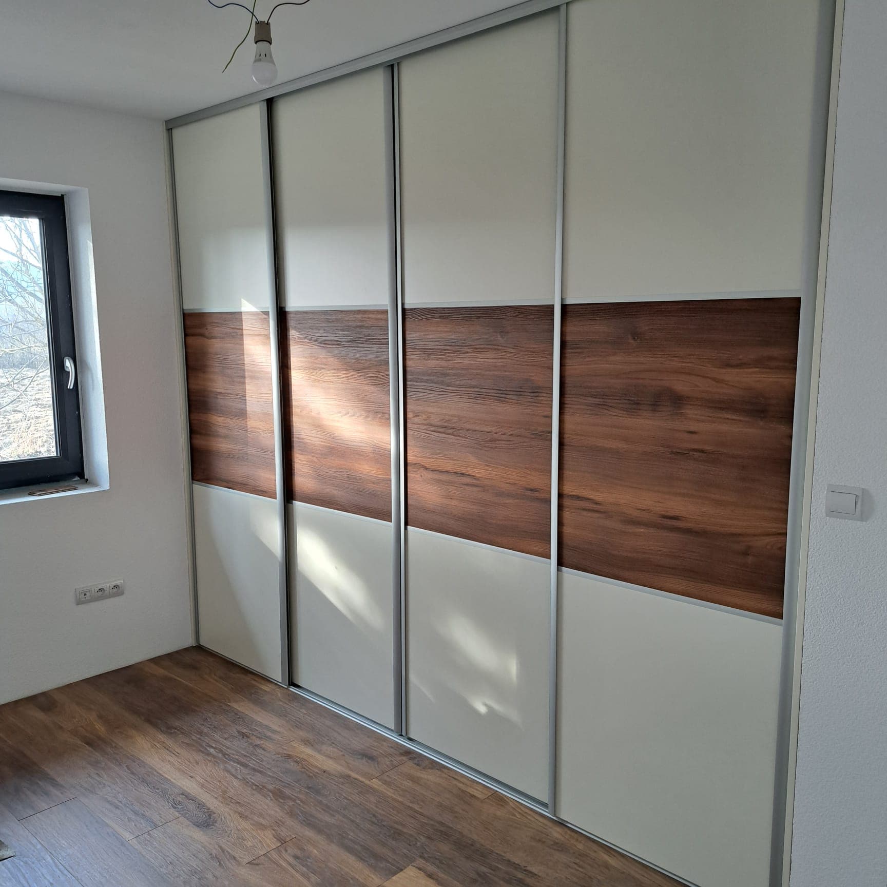 Posuvná skriňa s bielymi a drevenými panelmi