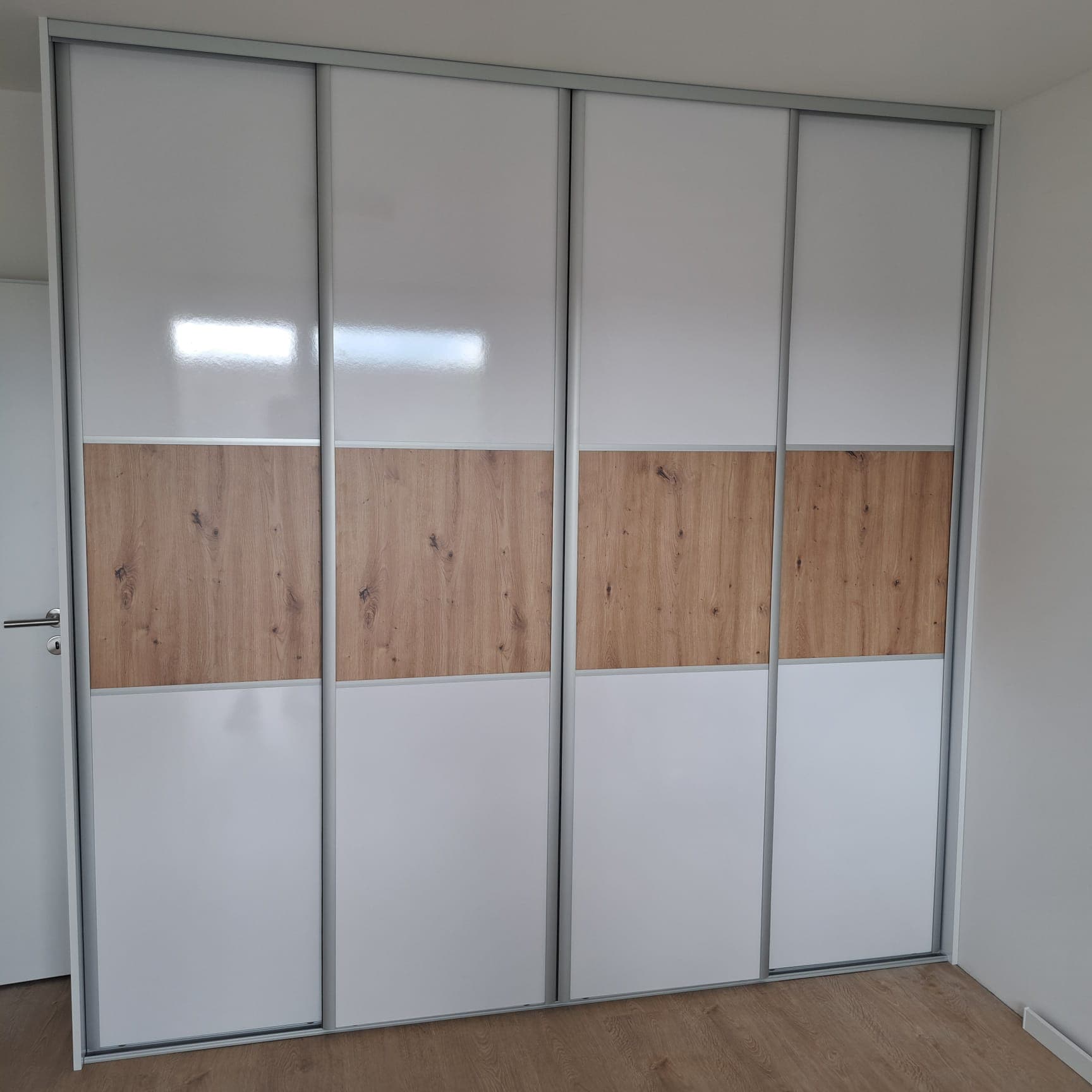 Posuvná skriňa biela s drevenými prvkami