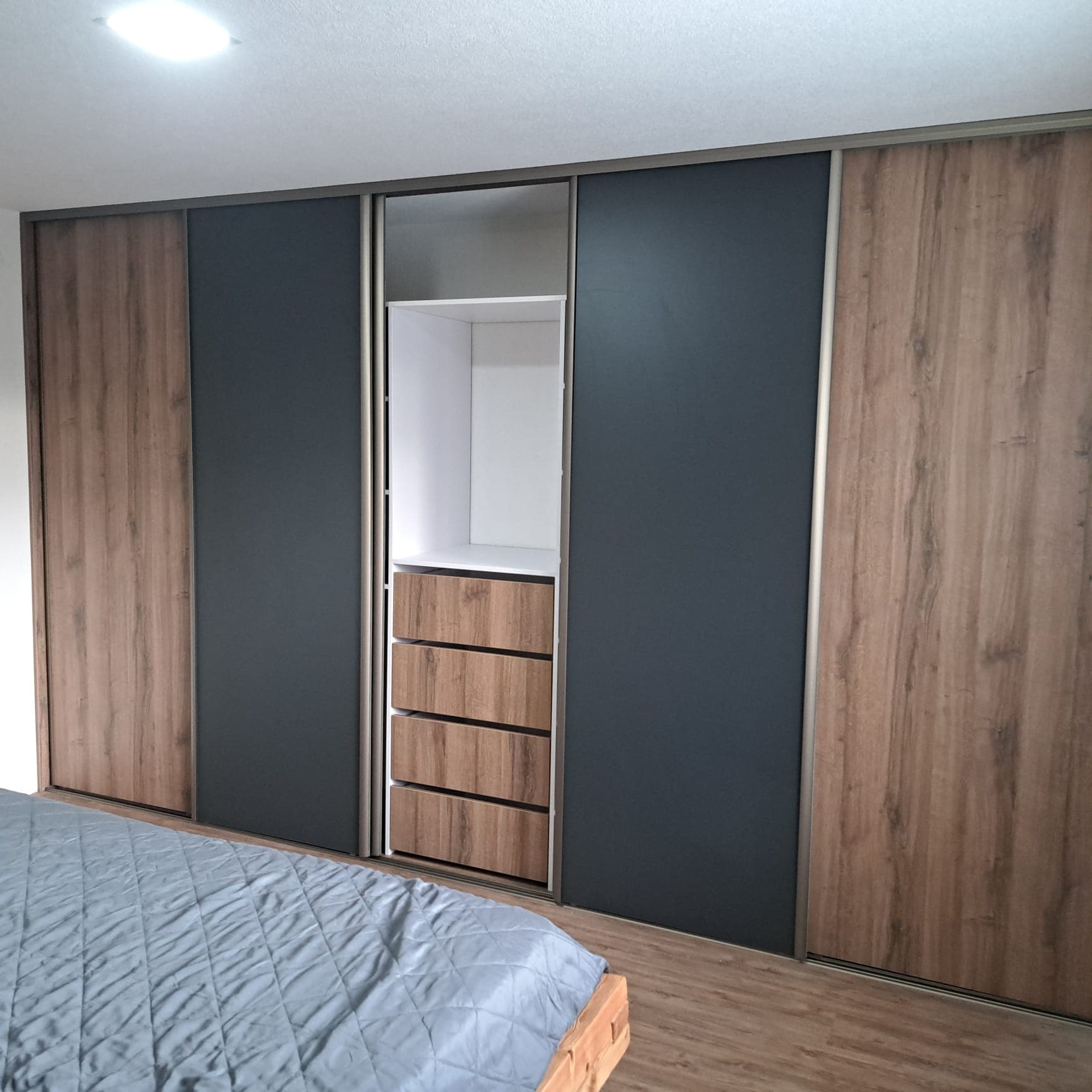 Posuvná skriňa s vnútorným usporiadaním