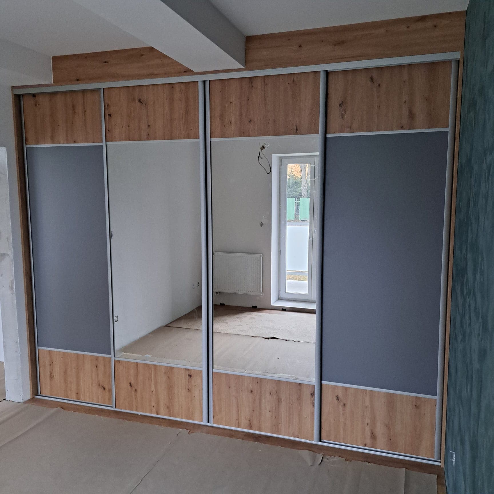 Posuvná skriňa s drevom, šedou a zrkadlom