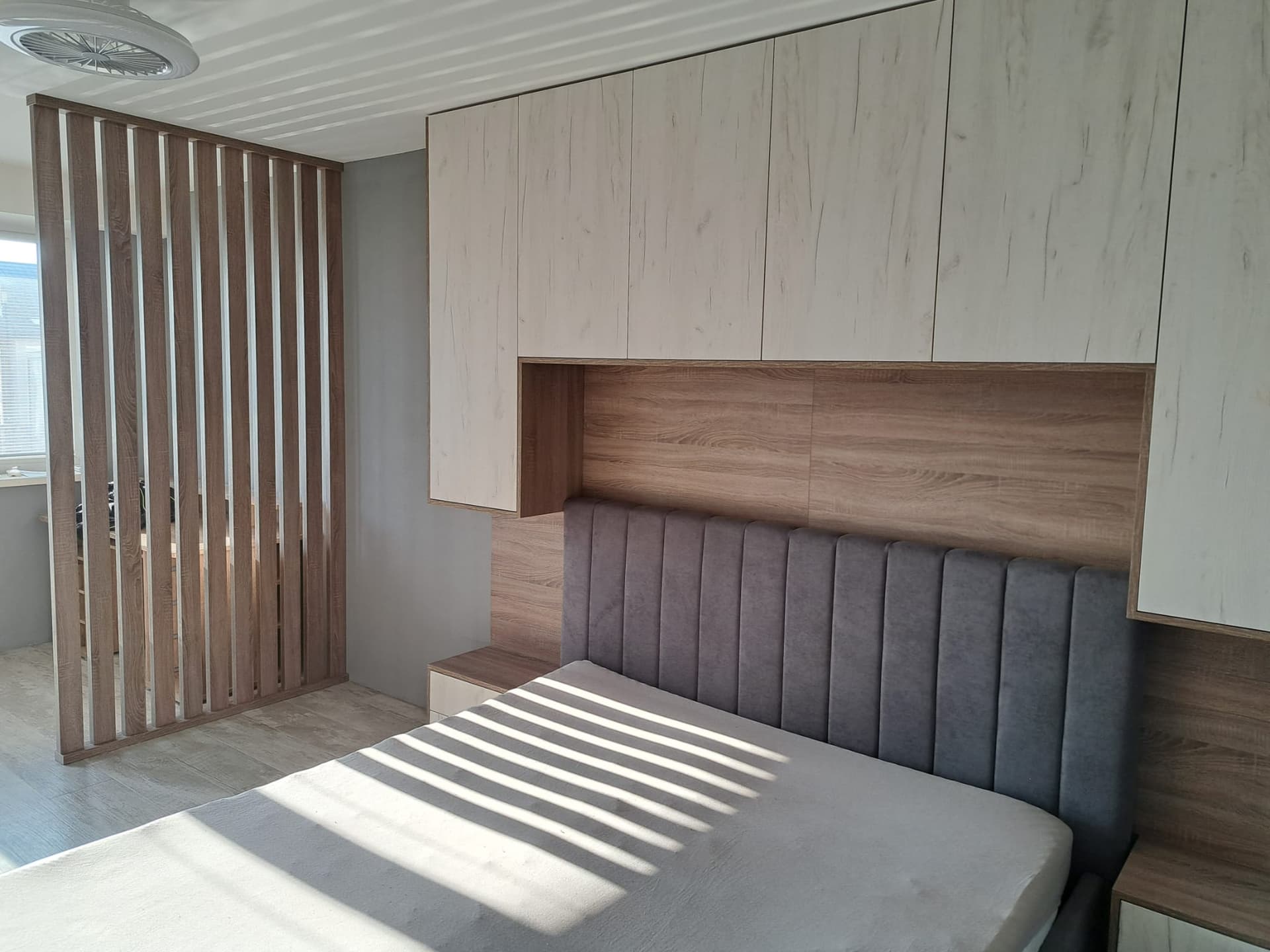 Vstavaná skriňa s integrovaným čelom postele