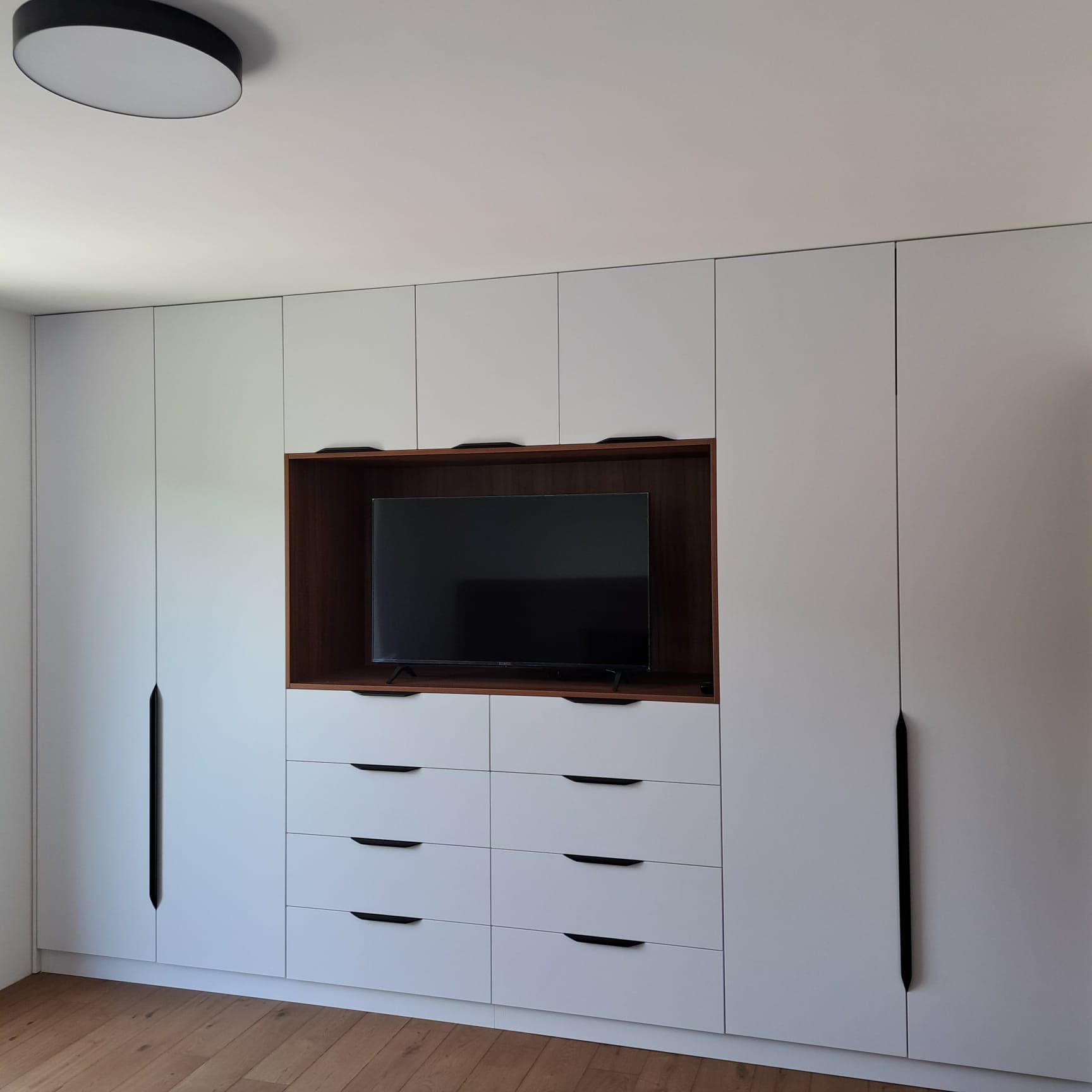 Minimalistická TV stena s drevenými lamelami