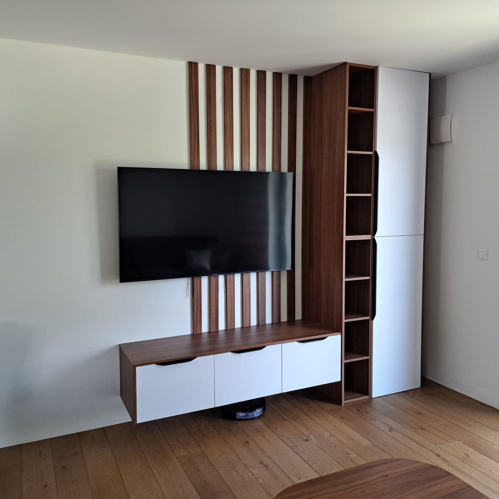 Moderná biela TV stena