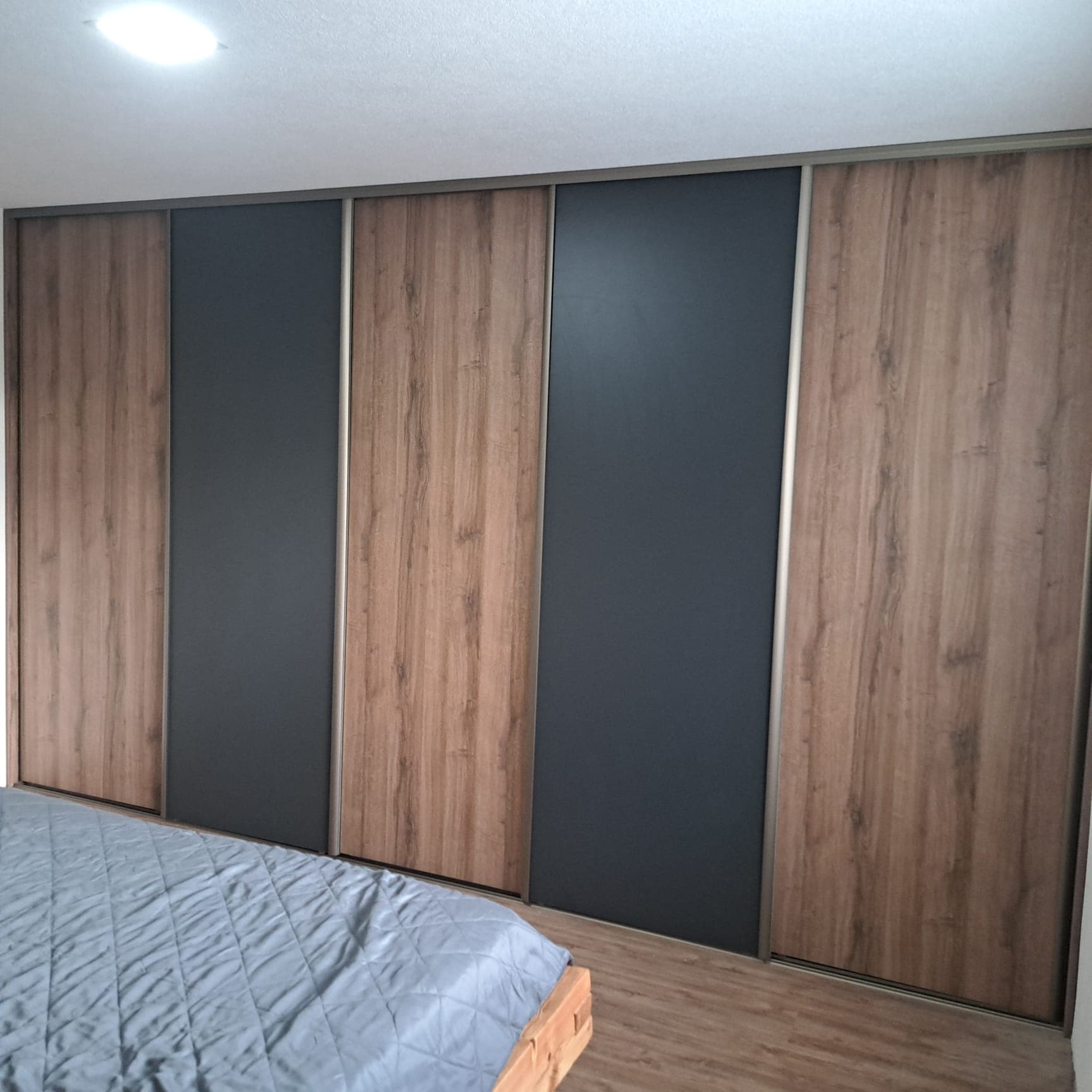 Vstavaná skriňa s posuvnými dverami