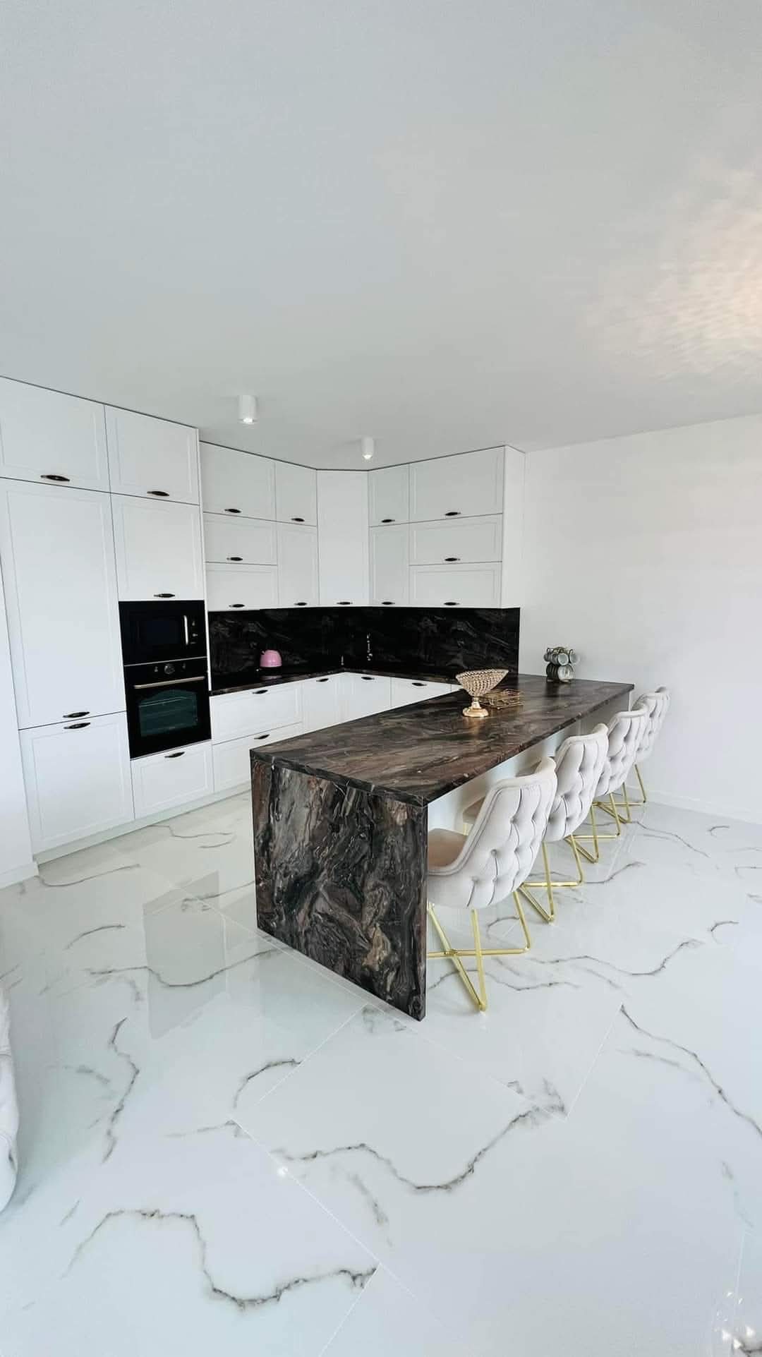 Moderná kuchyňa na mieru s bielymi skrinkami a mramorovým ostrovčekom